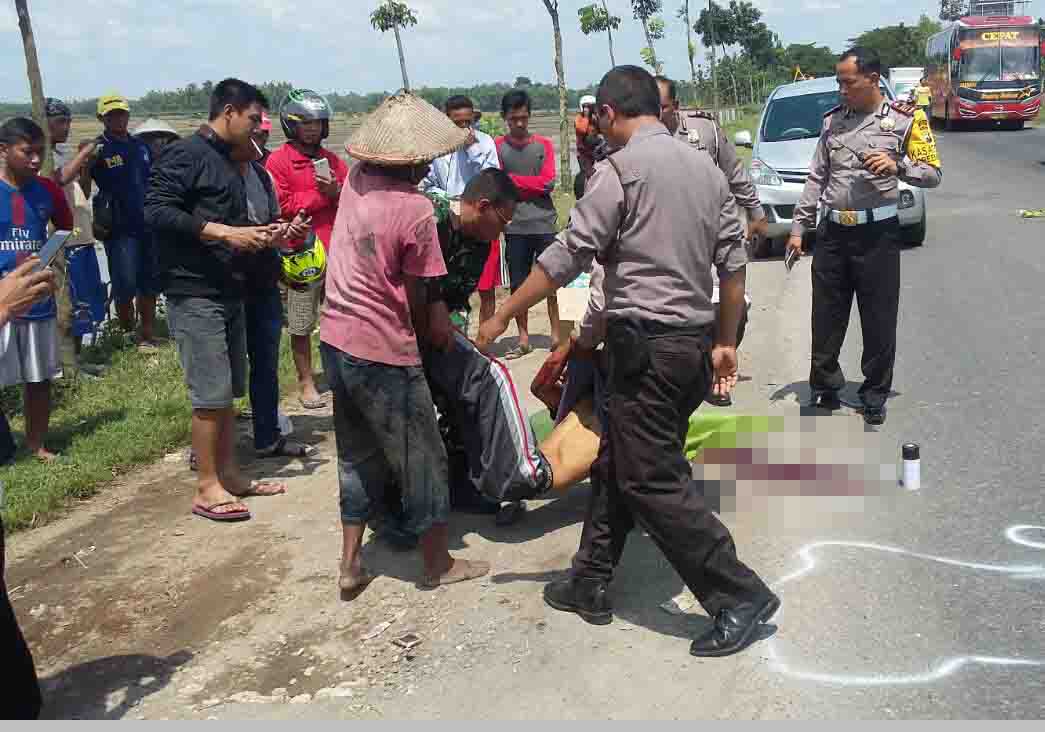 Petugas mengevakuasi jenasah Wahyu Pujiono.