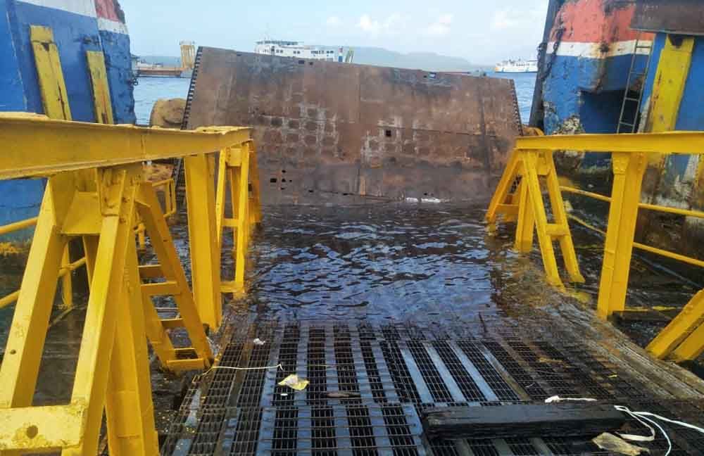 Dermaga yang jebol akibat dihantam ombak