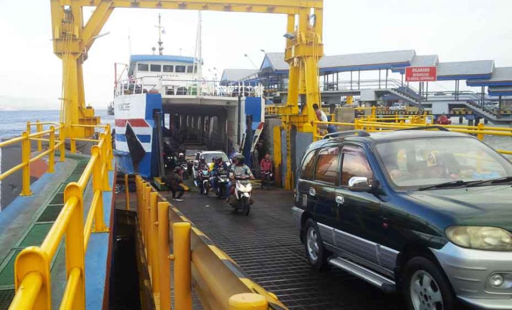 Suasana penyeberangan di Pelabuhan Ketapang, Banyuwangi