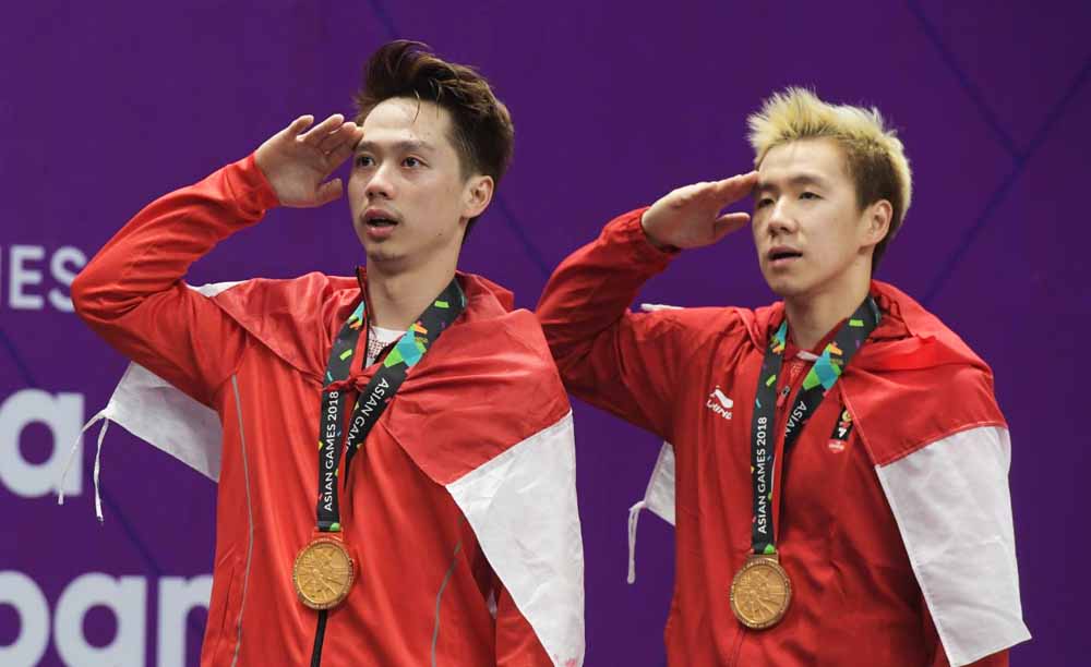 Kevin Sanjaya (kiri) dan Marcus Gideon (kanan) usai meraih emas di Asian Games 2018/Foto: Kemenpora
