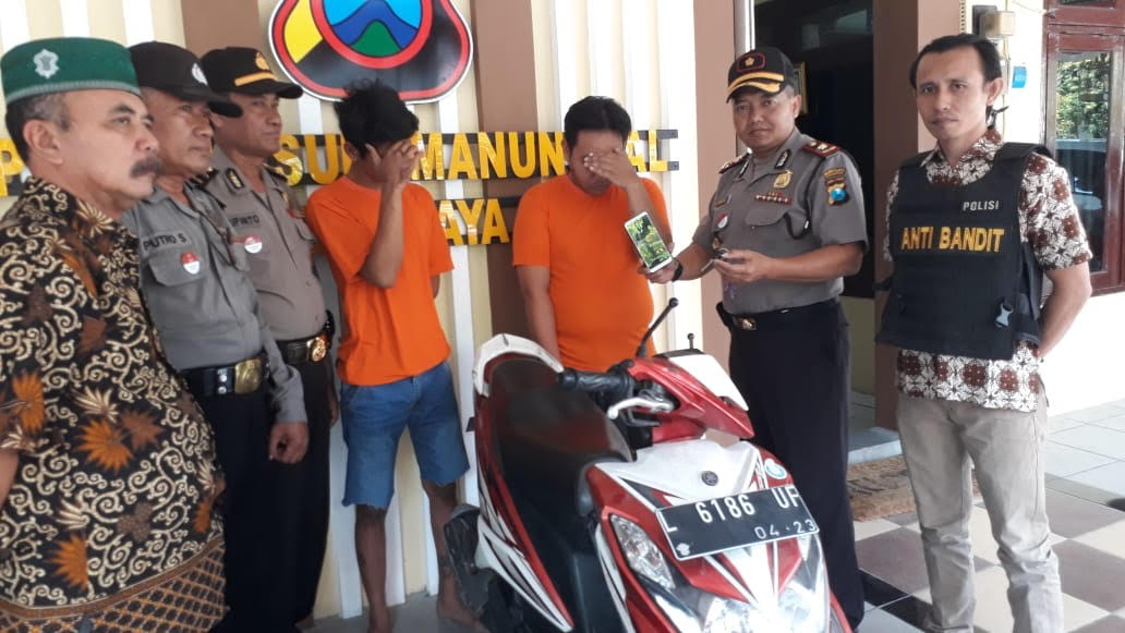 Petugas menunjukkan tersangka dan barang bukti