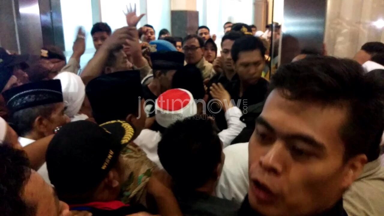 Suasana adu dorong di pintu VIP Dyandra Convention Hall./Foto: Narendra Bakrie.

