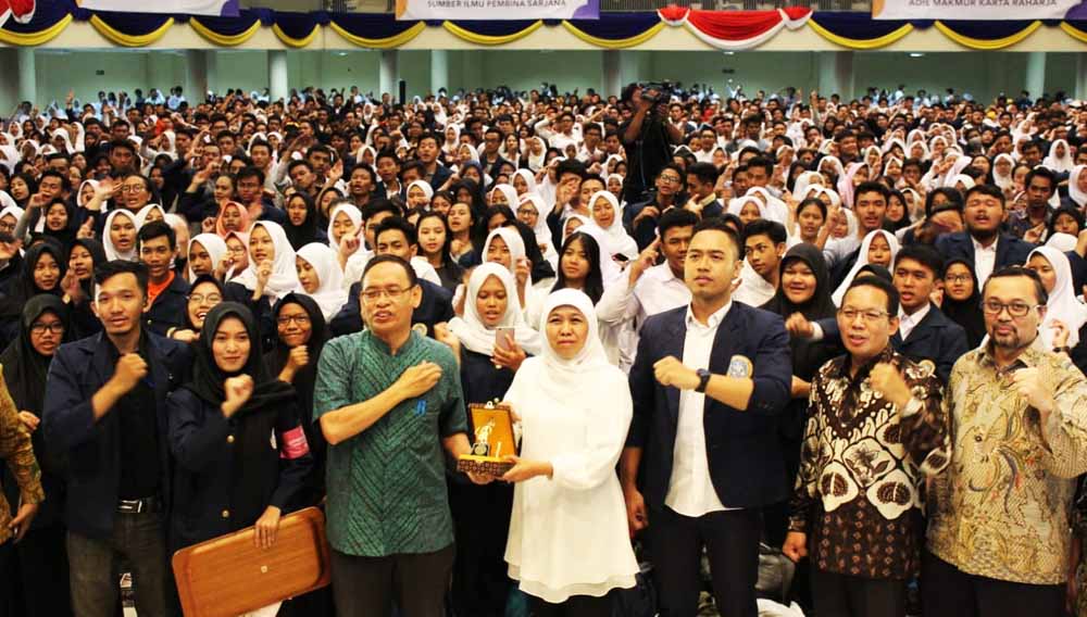 Khofifah saat menghadiri pengenalan mahasiswa baru Universitas Airlangga Surabaya