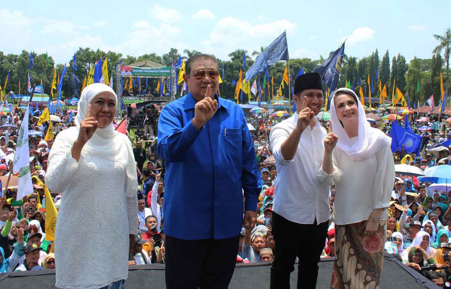 Ketua Umum Partai Demokrat Susilo Bambang Yudhoyono ditengah Cagub Khofifah dan Cawagub Emil.