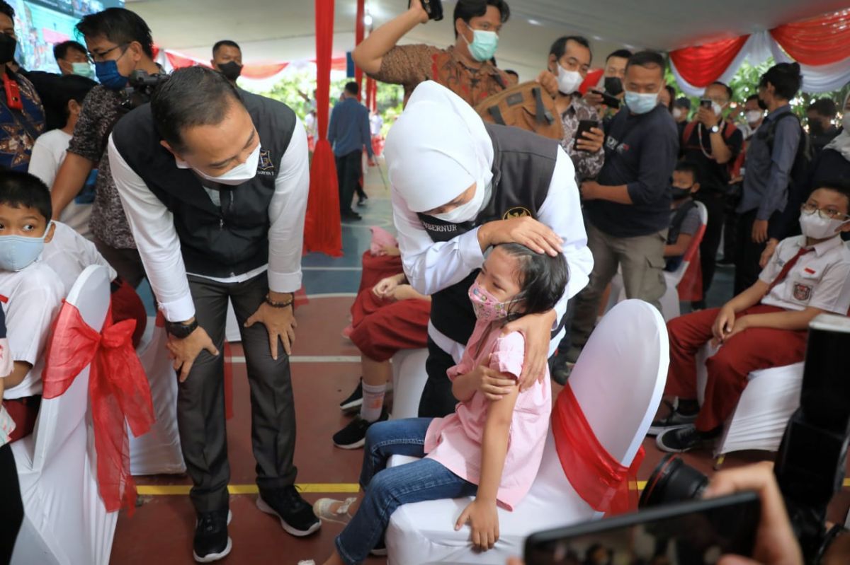Gubernur Khofifah menengok pelaksanaan vaksinasi di SDN Kaliasin 1 Surabaya. (Foto: Humas Pemprov Jatim)