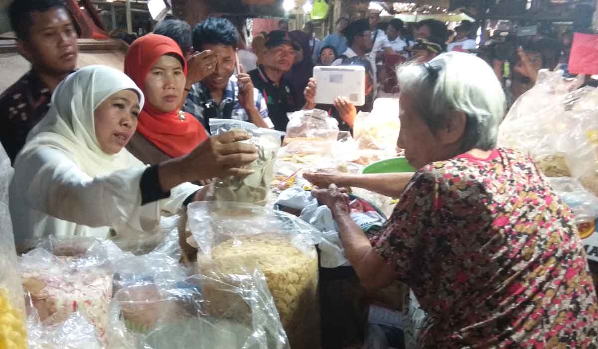 Cagub Khofifah blusukan di pasar Pacarkeling Surabaya.
