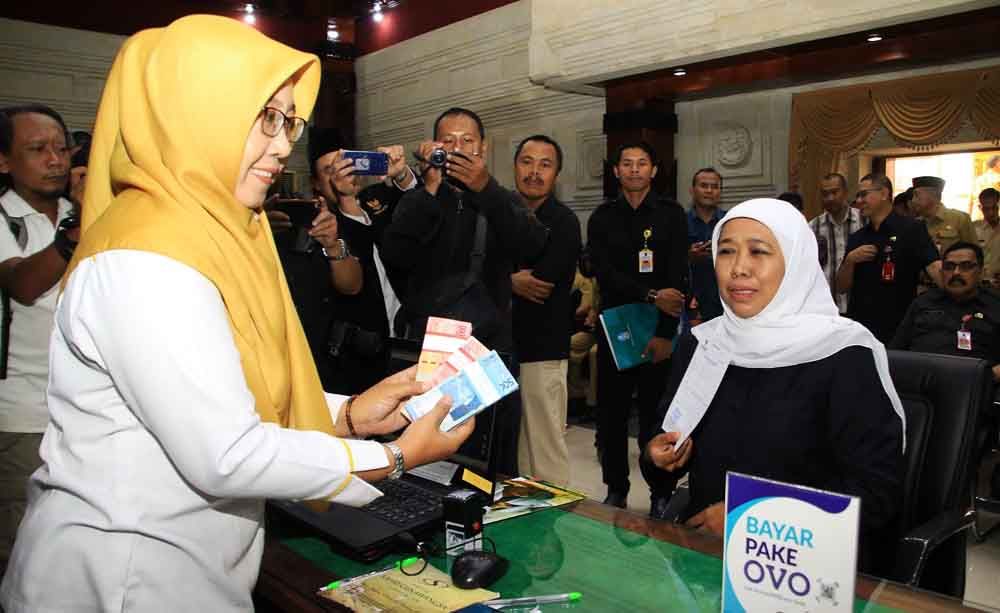 Gubernur Khofifah saat memberikan zakat maal
