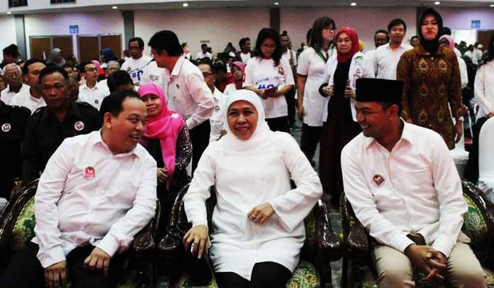Gubernur Khofifah (tengah) bersama Gus Hans (kiri) saat acara di Surabaya
