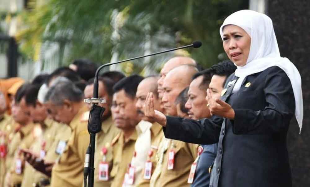 Gubernur Khofifah saat apel karyawan