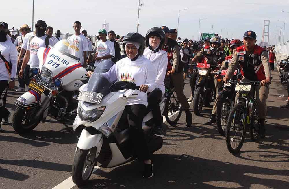 Khofifah Bonceng Arumi Naik Motor di Millenial Road Safety Festival
