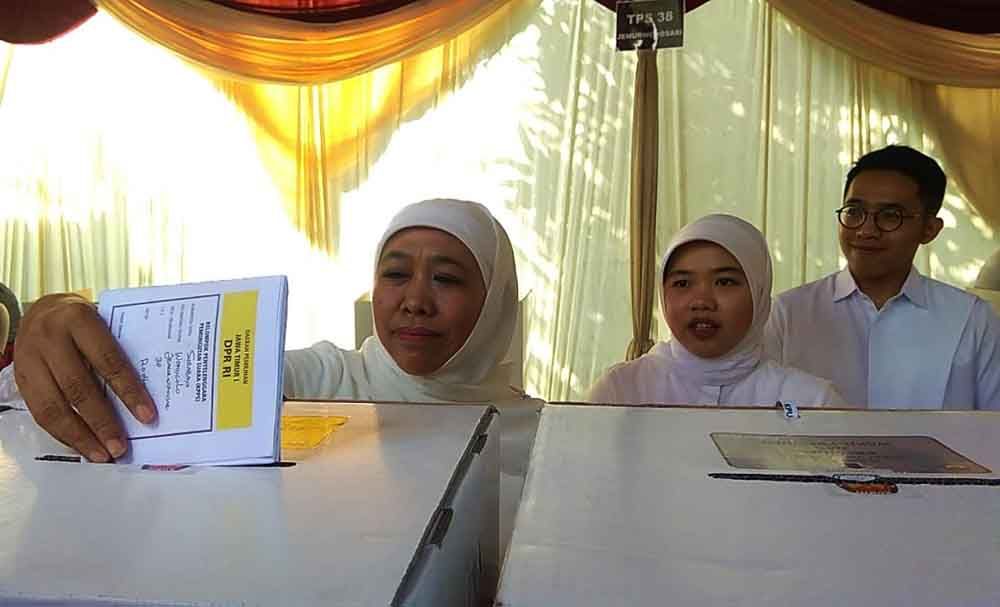 Khofifah menyalurkan hak suara di TPS 38