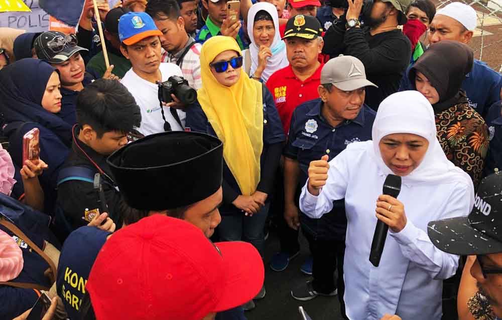 Gubernur Khofifah saat menemui massa buruh di Gedung Negara Grahadi, Surabaya
