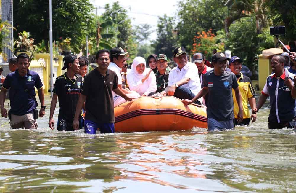 Gubernur Khofifah saat tinjau banjir di Gresik