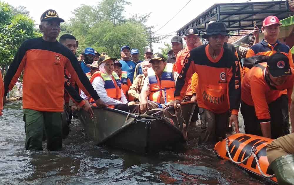 Gubernur Khofifah saat meninjau banjir di Mojokerto