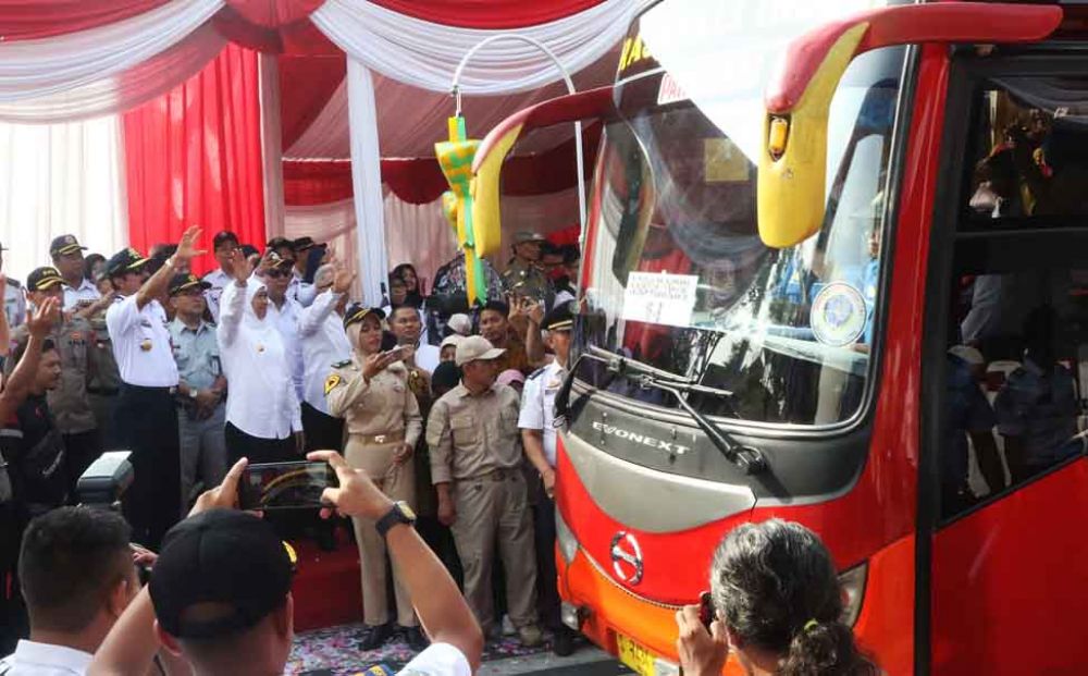Gubernur Khofifah saat memberangkatkan peserta mudik gratis 2019