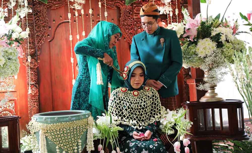 Proses siraman anak Gubernur Jatim, Khofifah.