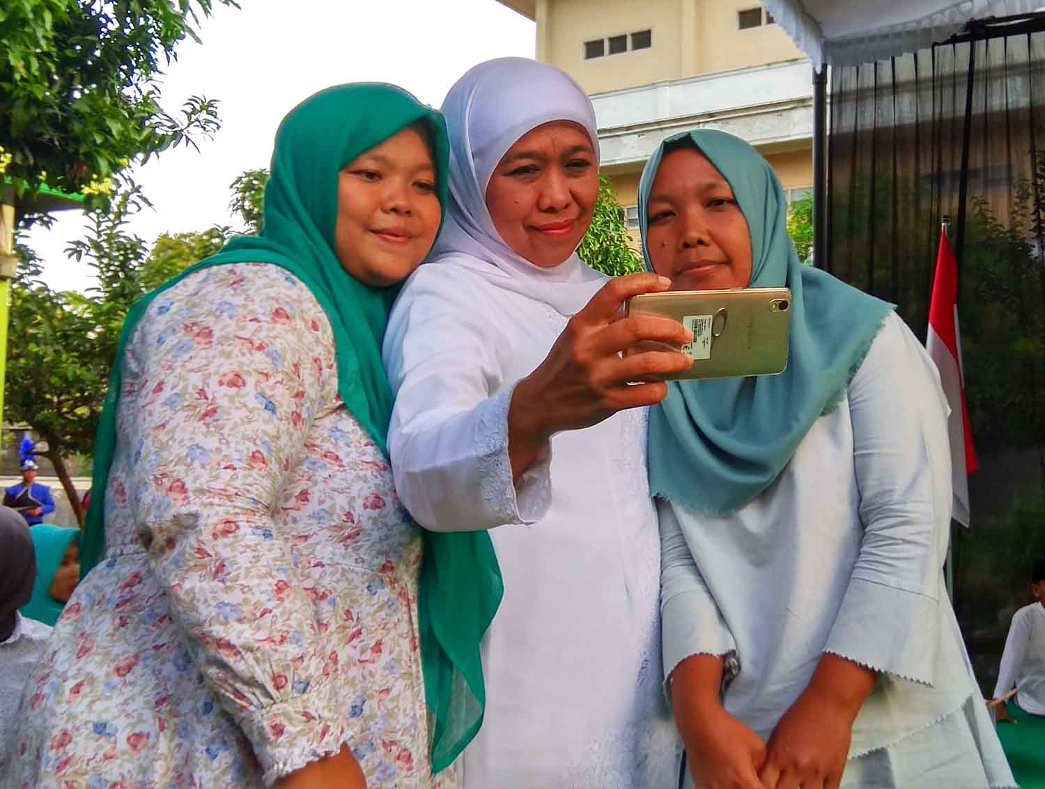Cawagub Khofifah ber'selfie' bersama pendukungnya di Blitar.