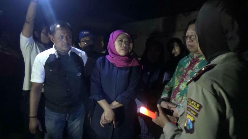 Gubernur Khofifah mengajak bicara pedagang Pasar Ngunut 