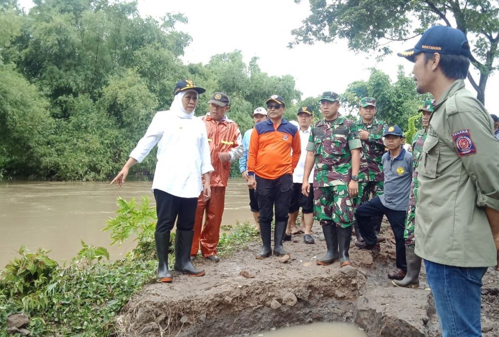 Gubernur Khofifah meninjau Sungai Jeroan Madiun