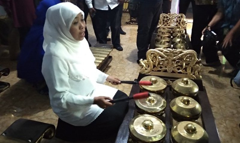 Mengintip Gaya Cagub Khofifah Bermain Gamelan