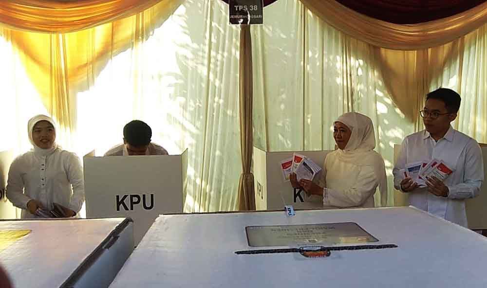 Gubernur Khofifah bersama keluarganya kompak pakai baju putih saat mencoblos