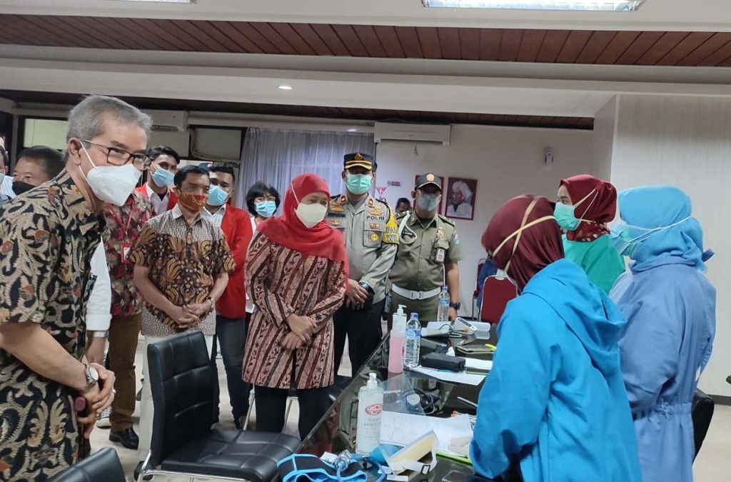 Gubernur Jawa Timur Khofifah Indar Parawansa saat melihat langsung pelaksanaan vaksinasi di Untag Surabaya.