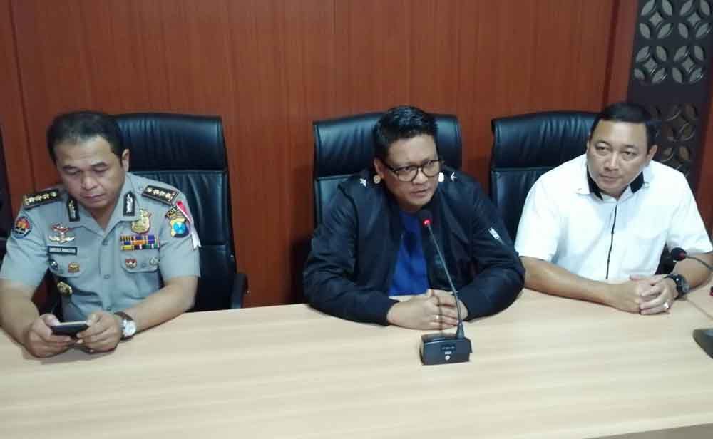 Wakil Satgas Anti Mafia Bola Brigjen Pol Krishna Murti (tengah) saat jumpa pers di Mapolda Jatim 