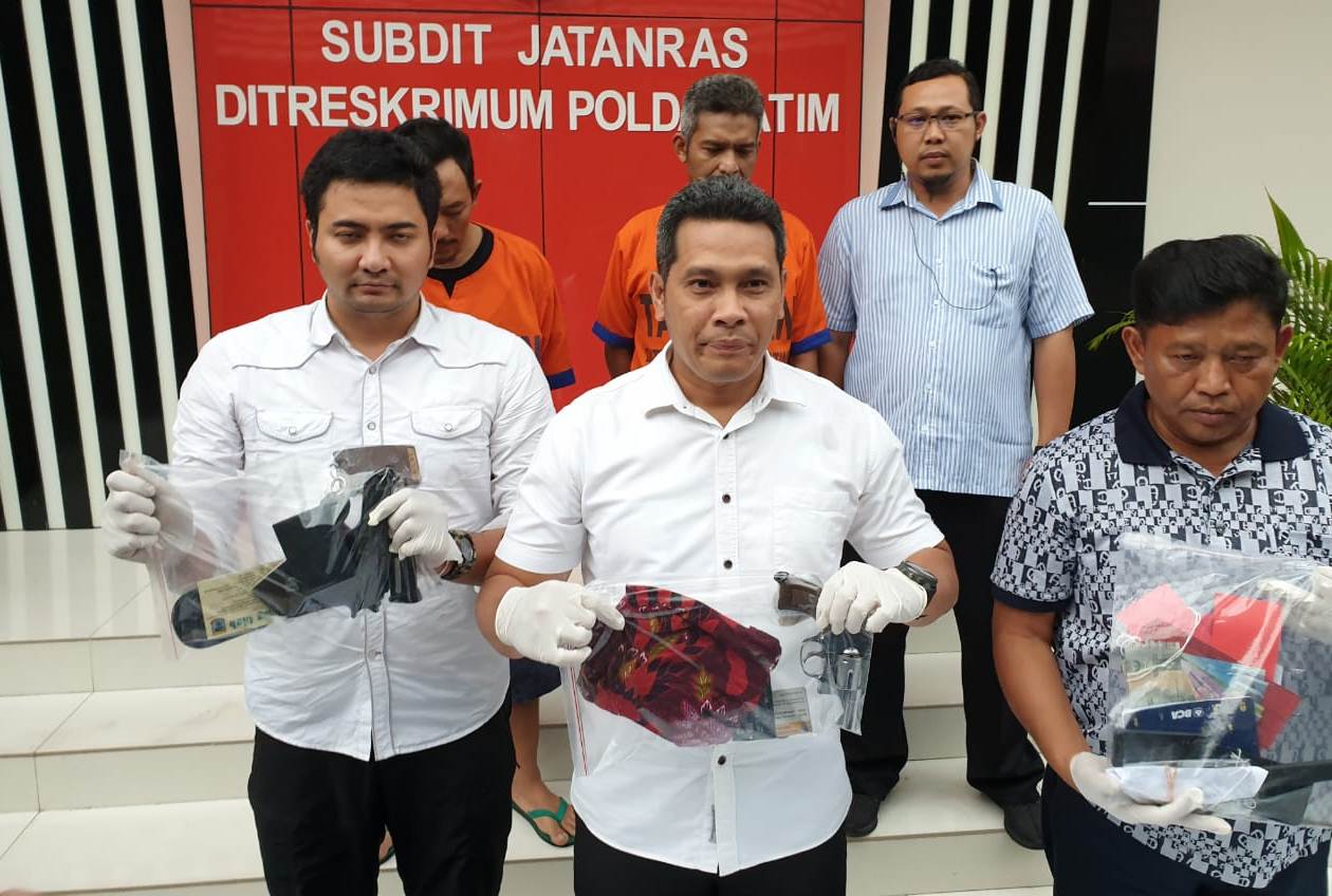 AKBP Leonard Sinambela (tengah) dan AKP Aldy Sulaeman (kiri) menunjukkan barang bukti penipuan