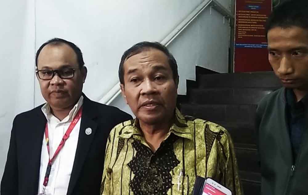 Kuasa hukum Kivlan Zen, Djudju Purwantoro (tengah) dan Burhanudin (kanan) memberikan pernyataan pada awak media di Mapolda Metro Jaya, Jakarta, Kamis (30/5) dini hari/Foto: Antara