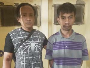 Samsul Arifin (kanan) didampingi petugas.