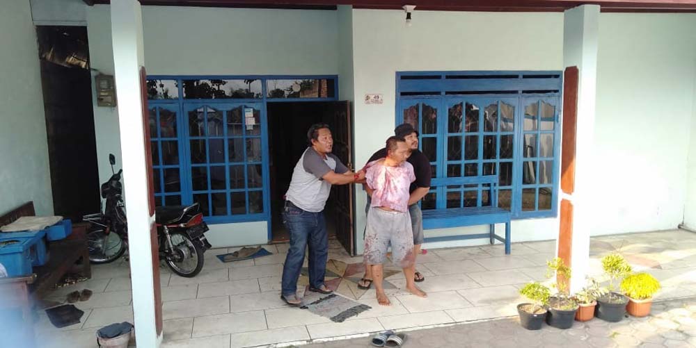 Matal, saat ditangkap petugas dan warga