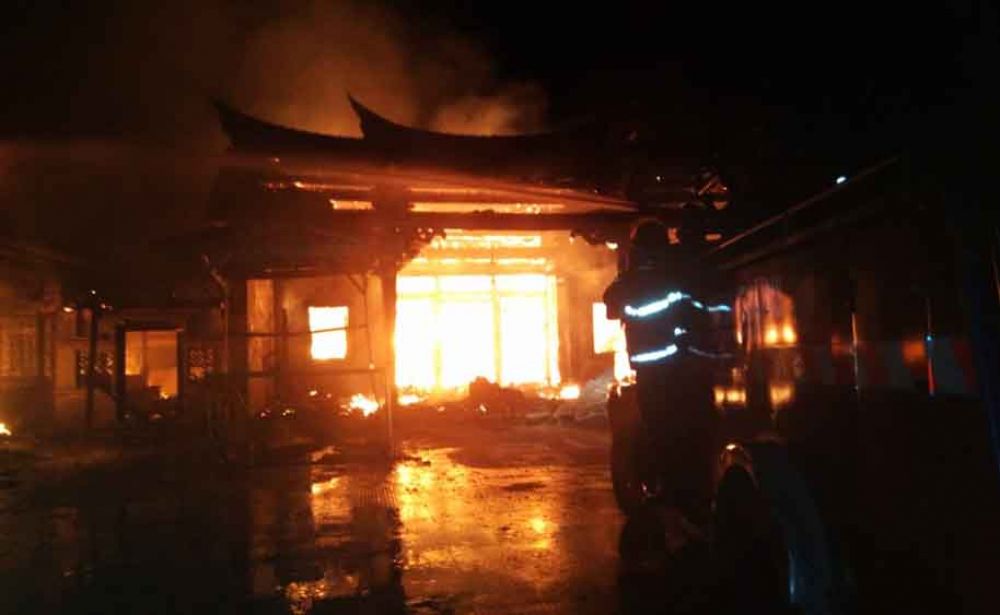 Pemadaman kebakaran klenteng di Probolinggo