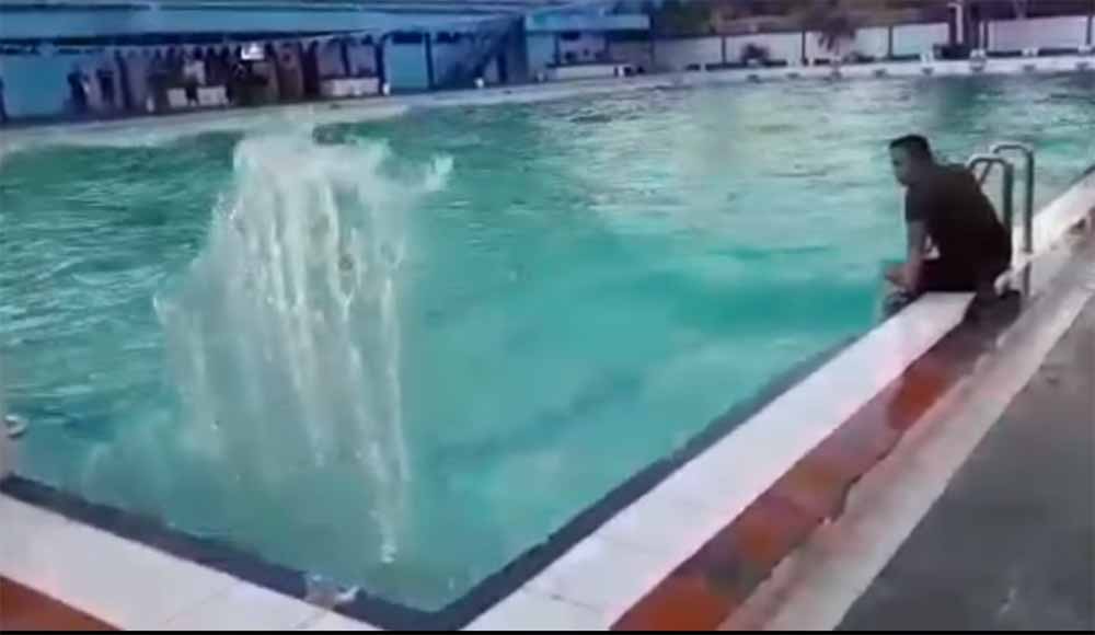 Screenshot video viral ombak besar di kolam renang