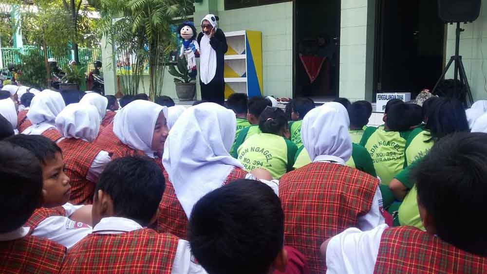 Salah satu tim sedang mendongeng di hadapan para siswa SD