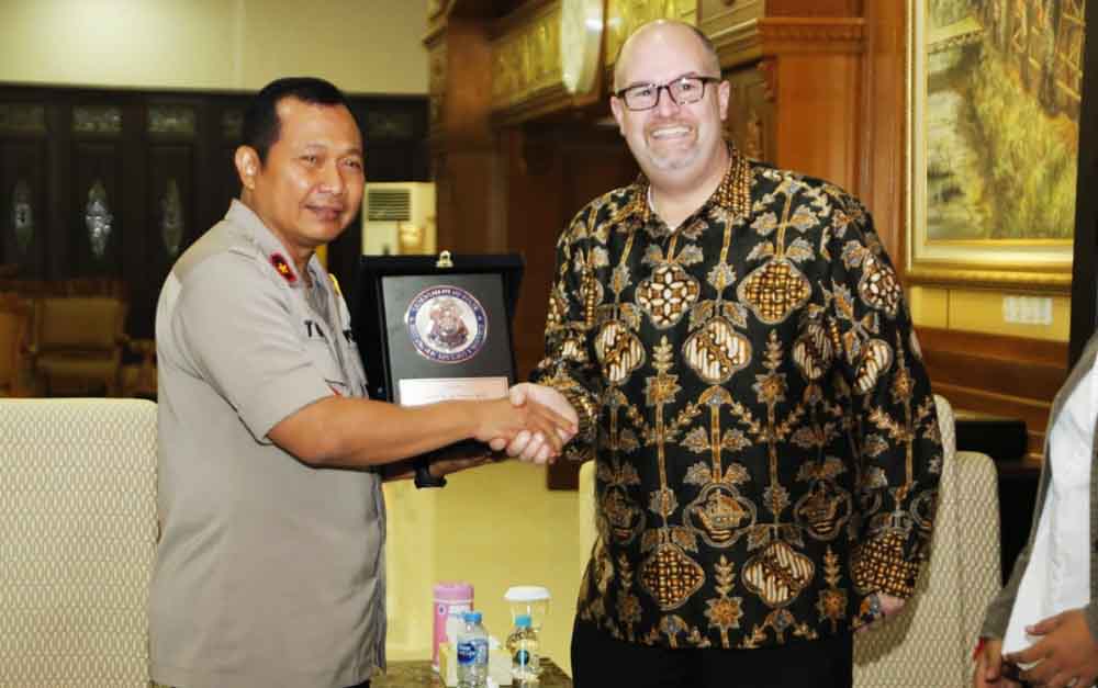Ungkap Penipuan, Konjen AS Beri Penghargaan 11 Anggota Polda Jatim