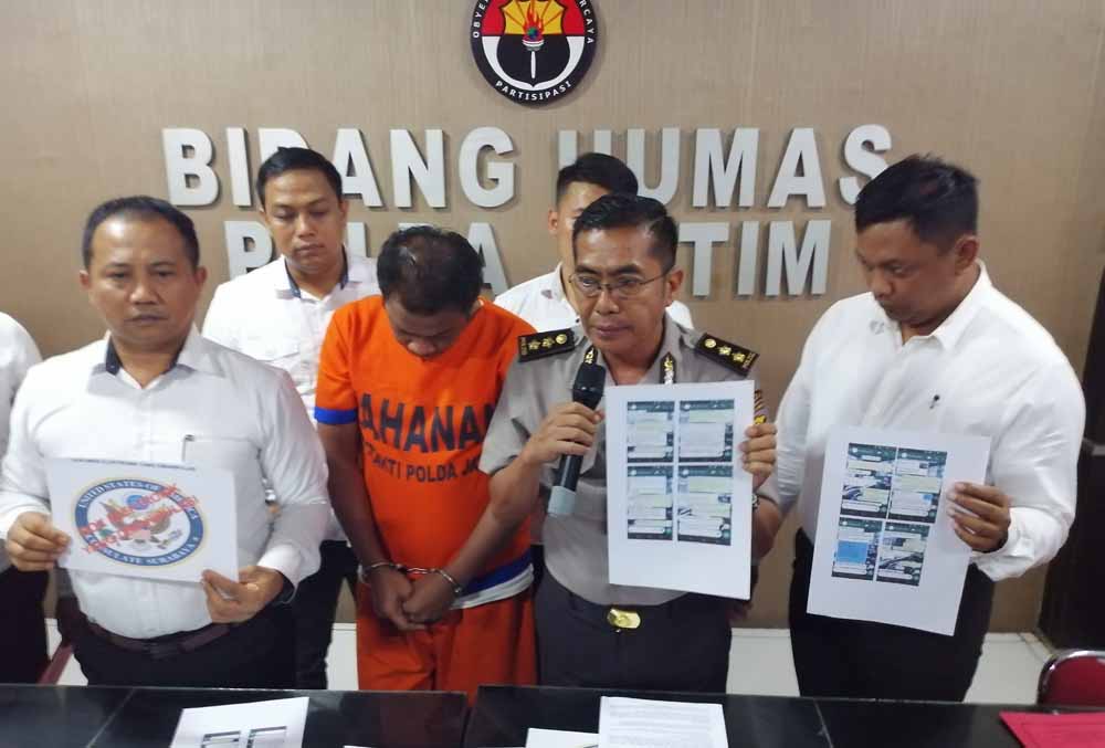 Polisi membeberkan barang bukti kejahatan pelaku yang mencatut nama Konjen AS di Surabaya