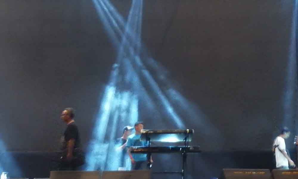 Persiapan konser Hadapi dengan Senyuman