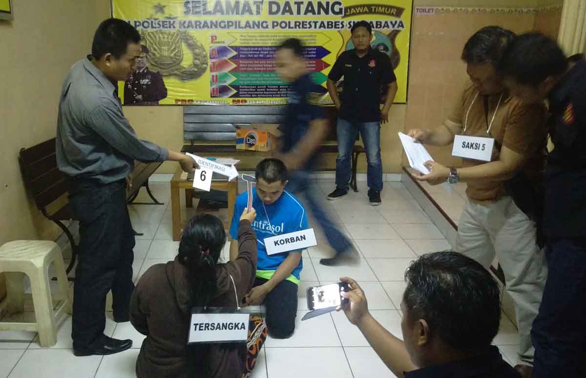 Rekonstruksi istri bunuh suami di Polsek Karangpilang Surabaya.