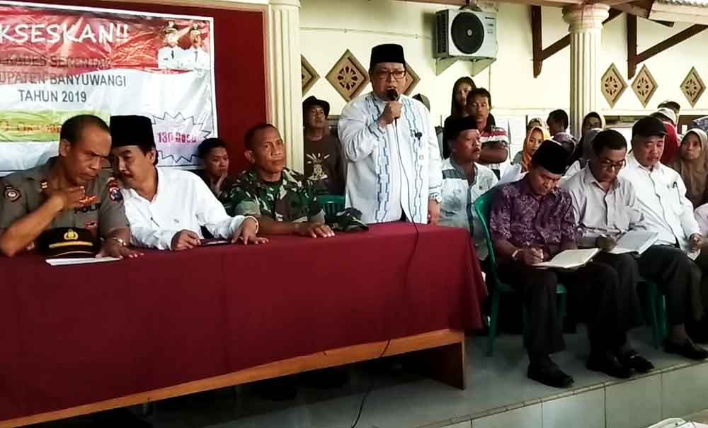 Kepala Diskopum Banyuwangi Alief Rachman Kartiono (berdiri) saat di Balai Desa Sraten menemui ratusan anggota koperasi Tri Jaya