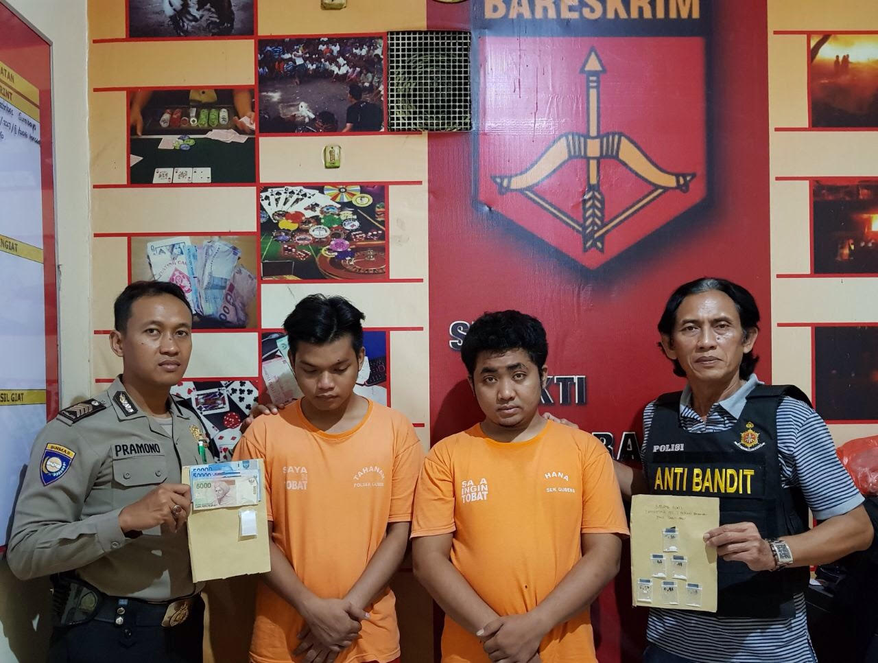 Petugas menunjukkan barang bukti dan tersangka di Mapolsek Gubeng.