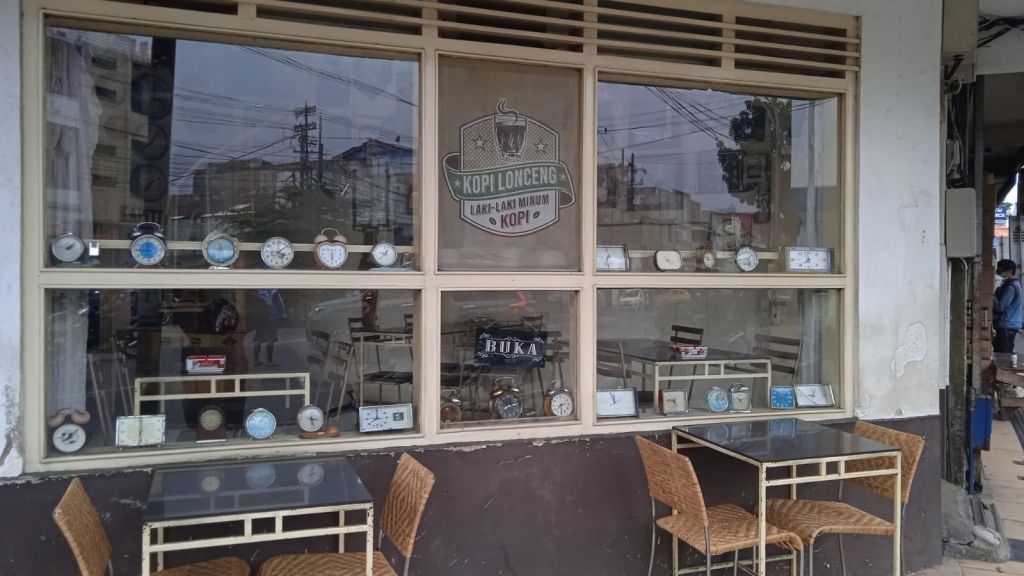 Kedai Kopi Lonceng, Malang yang mengusung konsep vintage. (Foto: Arina Pramudita/jatimnow.com)