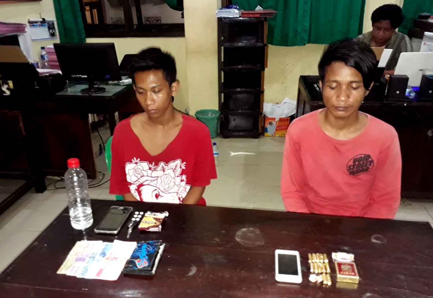 Tersangka pengedar pil koplo Muhamad Purwanto dan Noris Human diperiksa di Mapolsek Rogojampi
