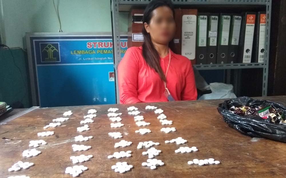 Nurul Aini saat diperiksa beserta barang bukti di ruang Anggota KPLP Lapas Banyuwangi
