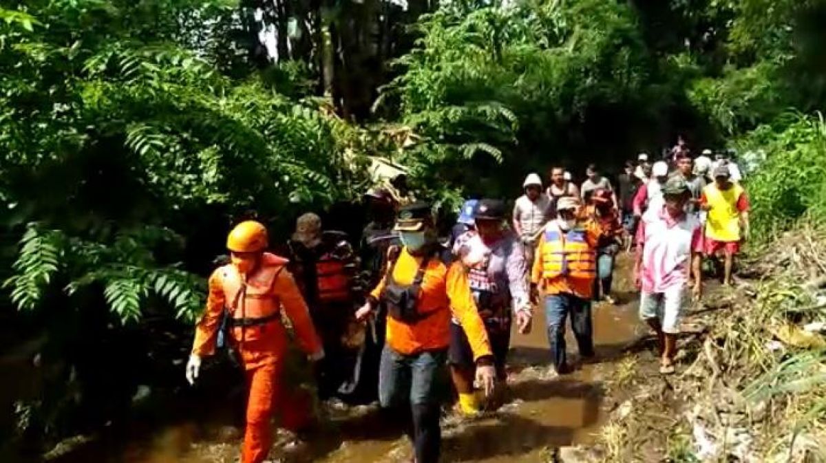 Evakuasi jenazah Sutinah yang terseret arus sungai. (Foto:  Rony Subhan)