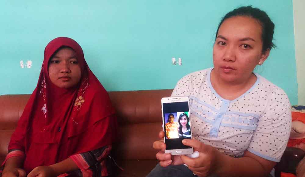  Ratna (kanan) saat menunjukkan foto kerabatnya yang sempat putus kontak di Palu, Sulawesi Tengah