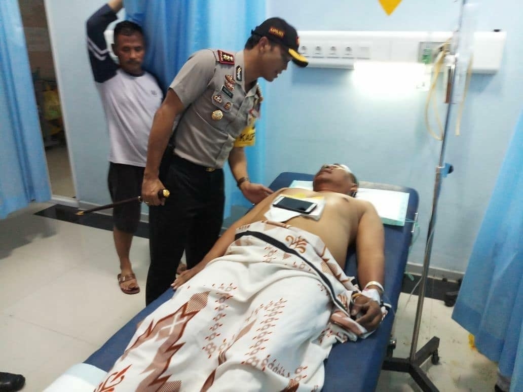 Polisi saat meninjau kondisi korban.