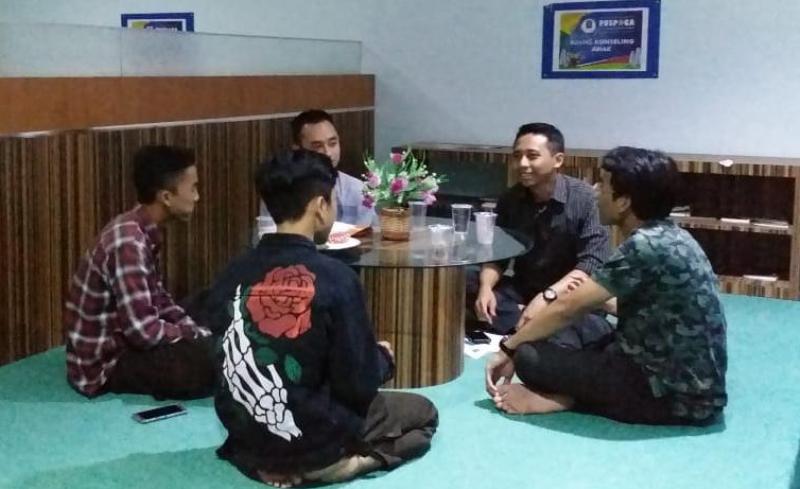 Risma Berikan Pendampingan Siswa Korban Kekerasan SMKN 1 Surabaya