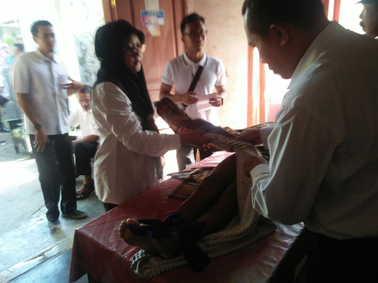 Korban saat diperiksa setelah ditemukan tewas