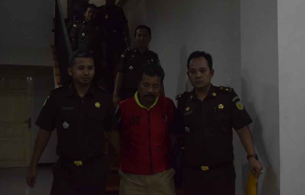 M Fatkhur Rohman, PNS Trenggalek saat digiring petugas kejaksaan ke tahanan