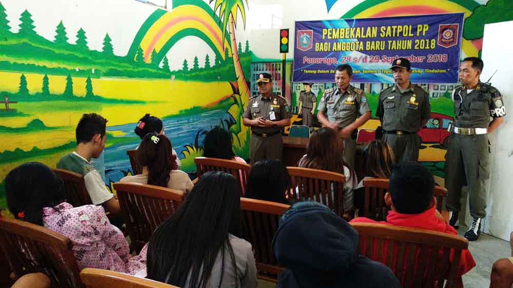 Supriyadi, Kepala Satuan Polisi Pamong Praja Ponorogo sedang melakukan pembinaan